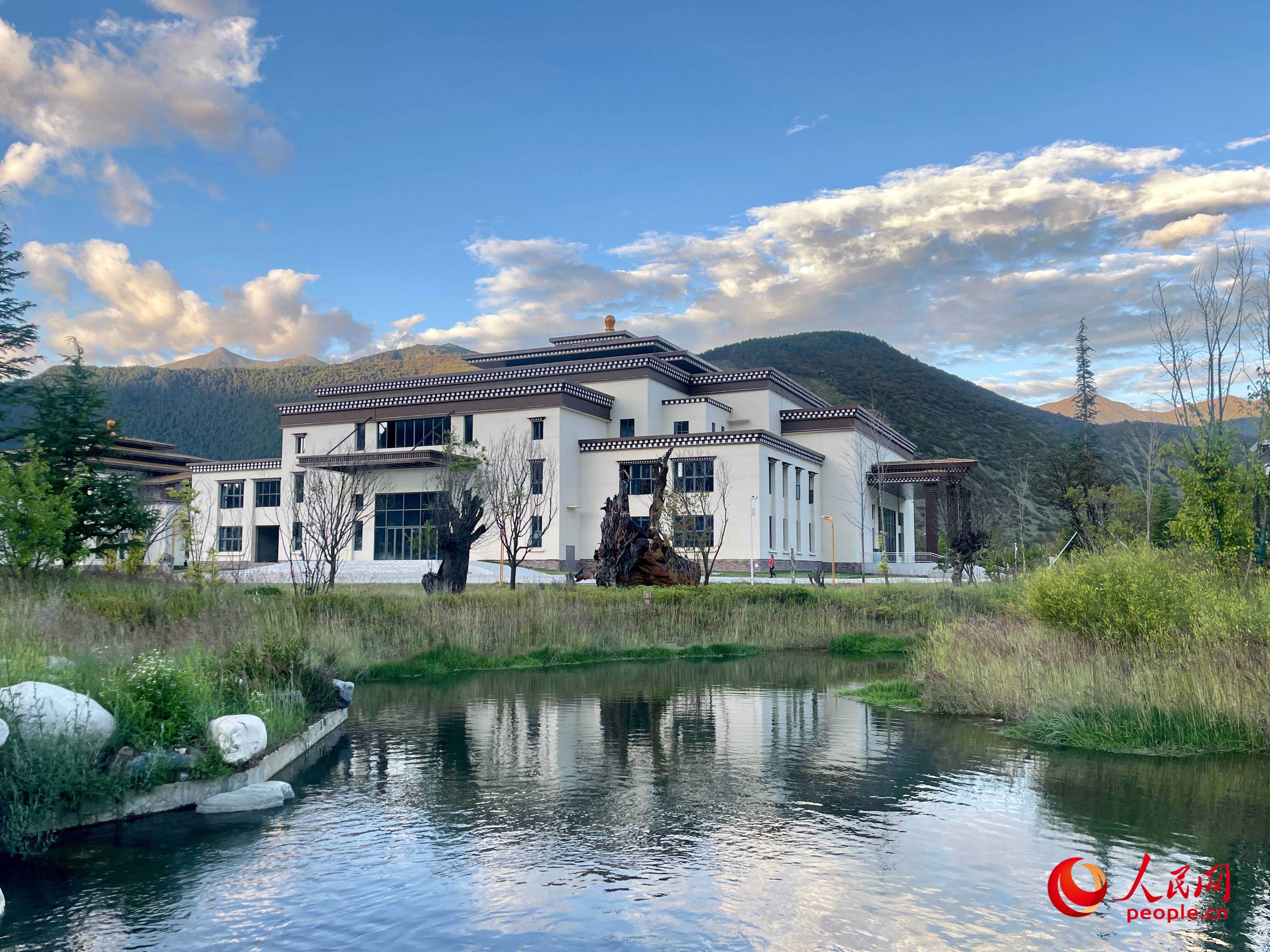 工布公園猶如一幅優(yōu)美畫卷，讓人流連忘返。人民網(wǎng) 周靜圓攝