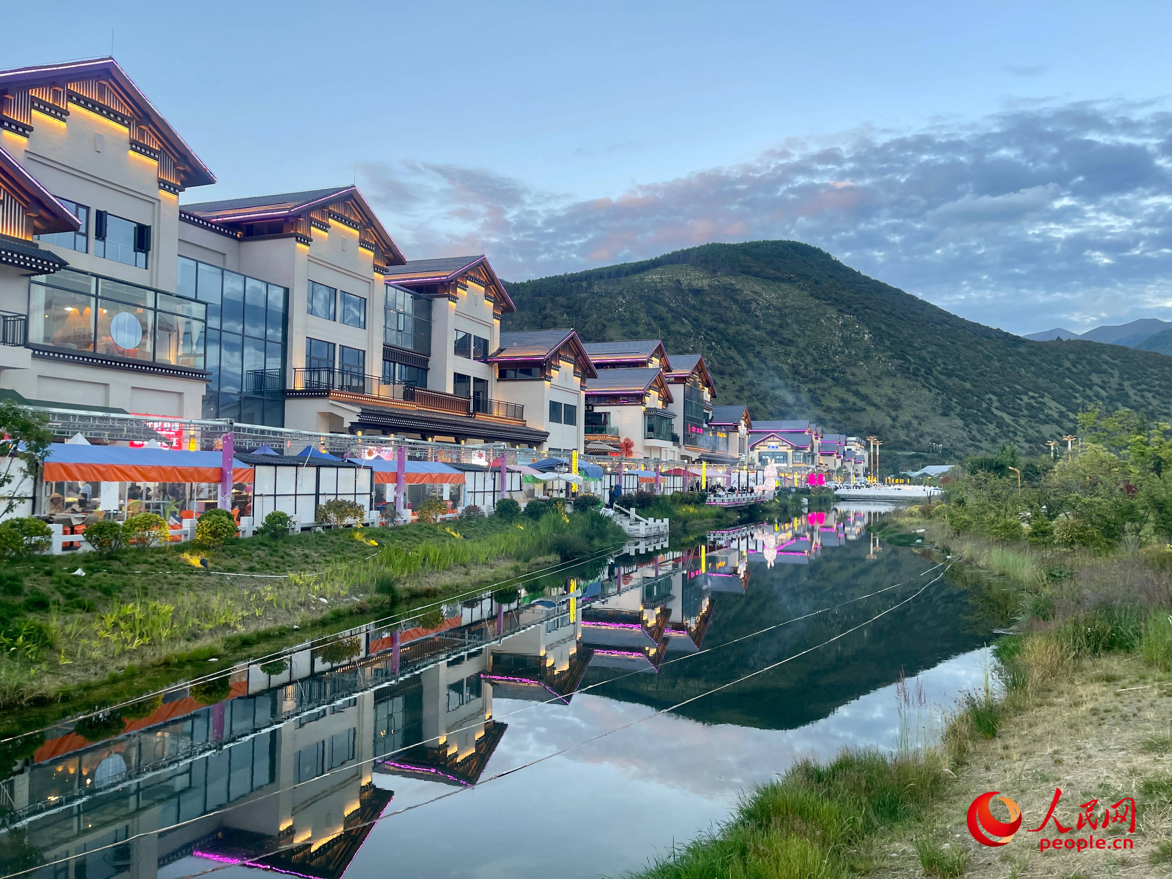 工布公園的一角，風景秀麗。人民網(wǎng) 周靜圓攝