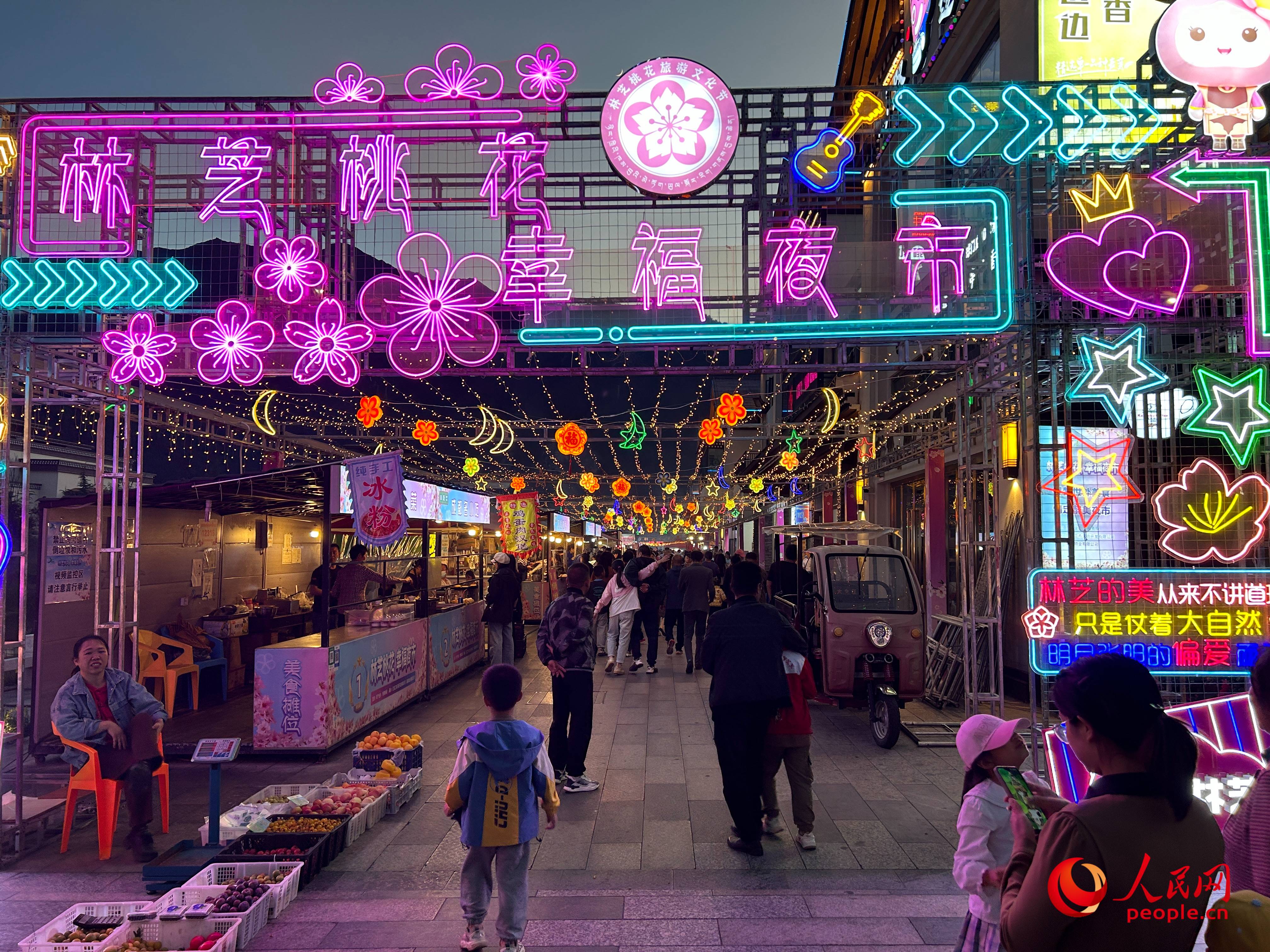 工布公園里的夜市，人來人往。人民網(wǎng) 周靜圓攝