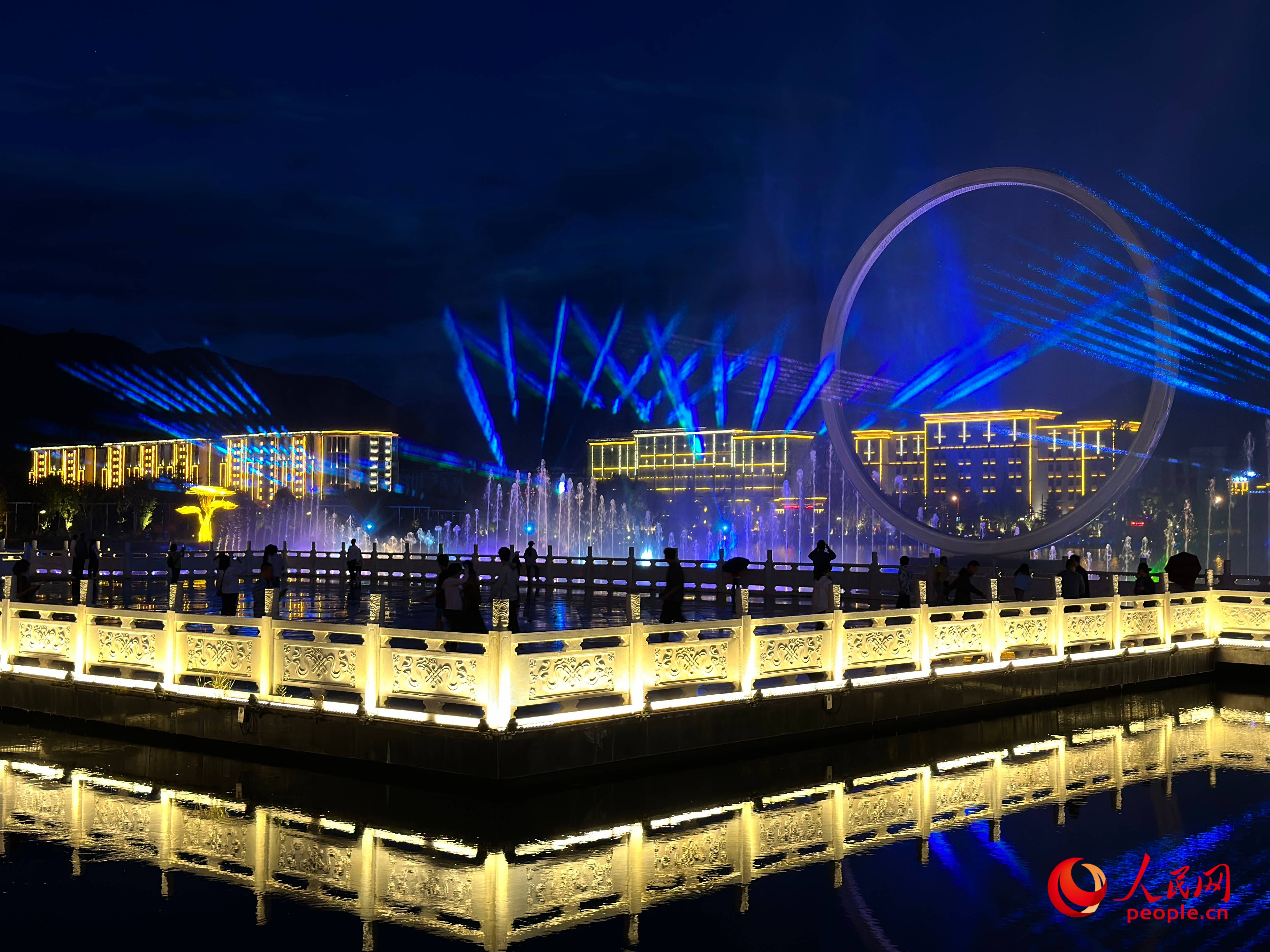 工布公園的音樂水秀噴泉，吸引市民和游客前來拍照打卡。人民網(wǎng) 周靜圓攝
