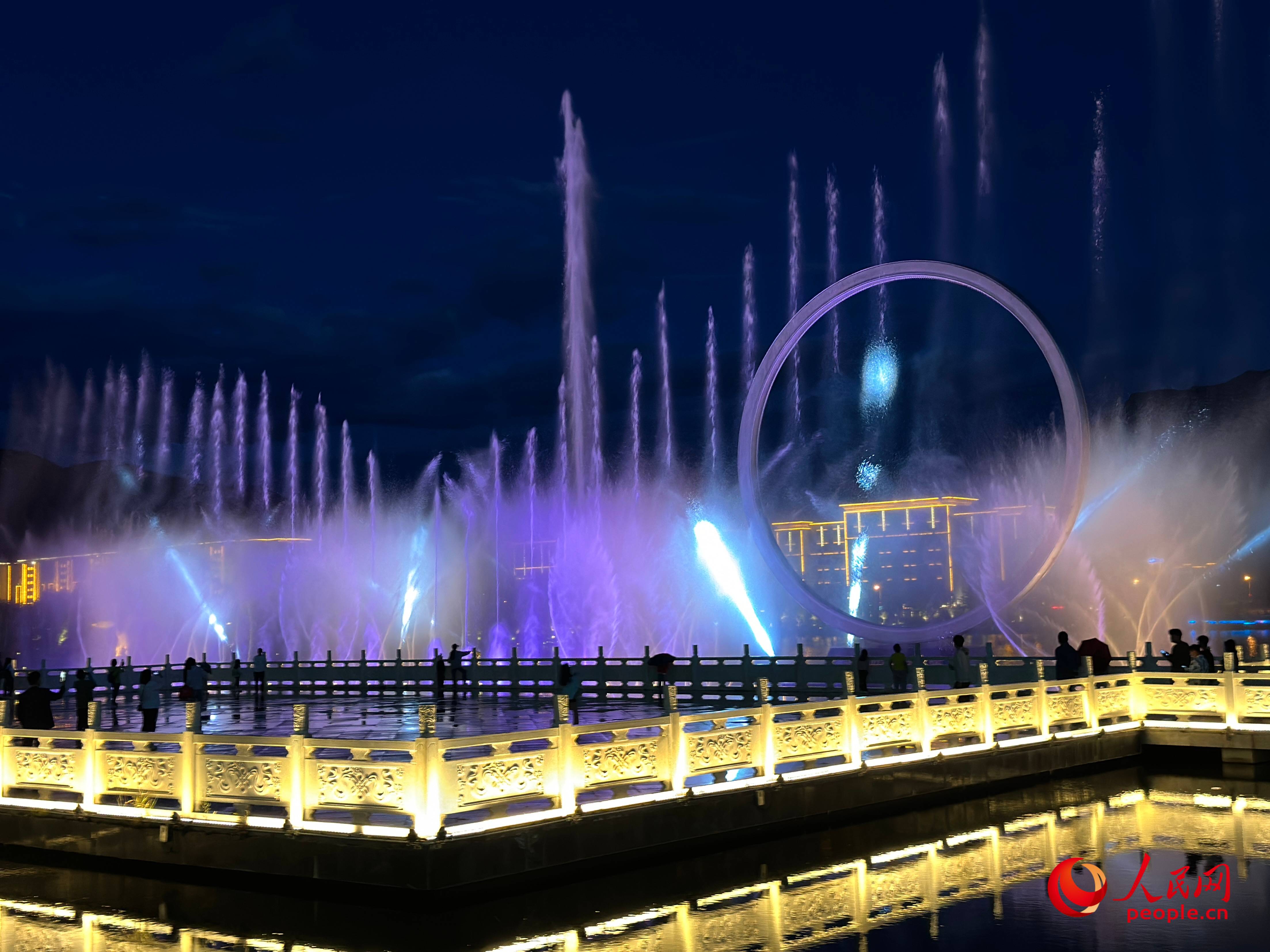 工布公園的音樂水秀噴泉，吸引市民和游客前來拍照打卡。人民網(wǎng) 周靜圓攝