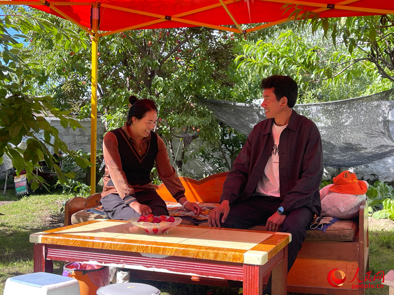 嘎拉村村民達(dá)瓦堅(jiān)參和他的妻子。人民網(wǎng) 周靜圓攝