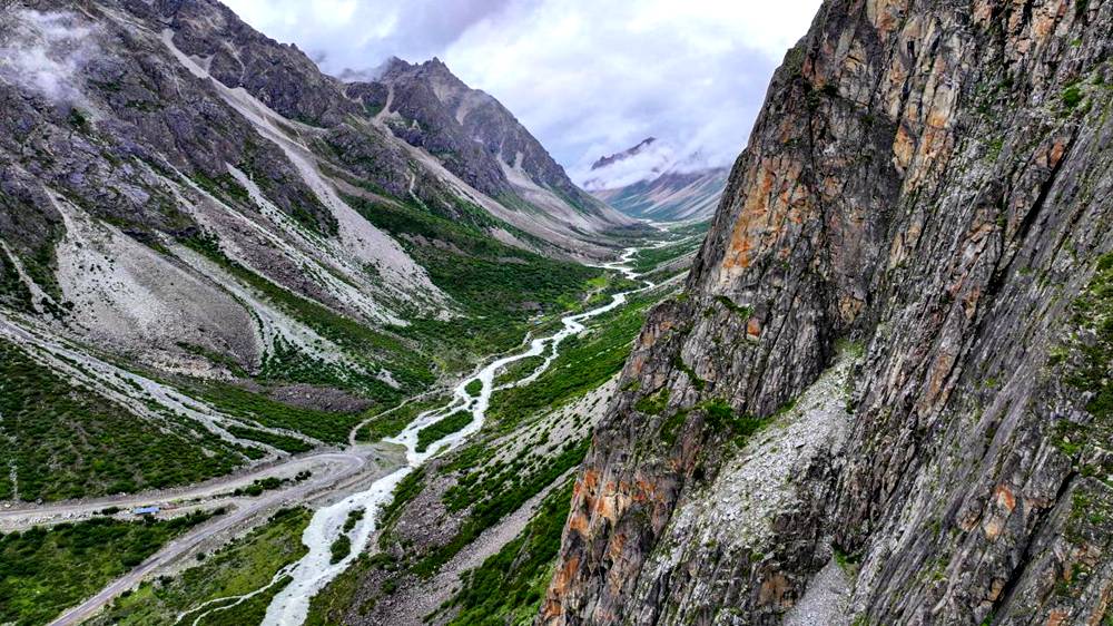 磅礴的河流滋養(yǎng)著山間草木。張澤坤攝