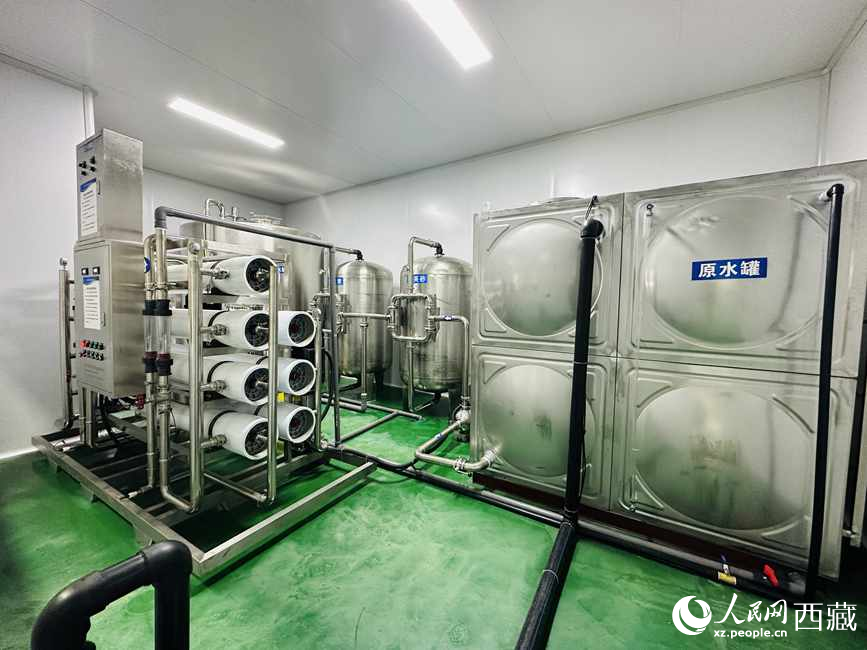 “色達(dá)牙泉”礦泉水（桶裝水）生產(chǎn)加工基地。人民網(wǎng)記者 次仁羅布攝