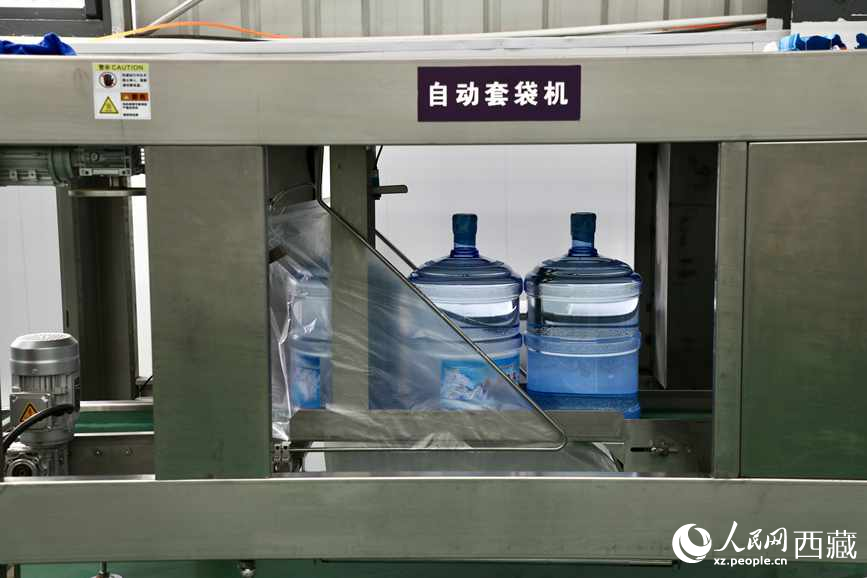 “色達(dá)牙泉”礦泉水（桶裝水）生產(chǎn)加工基地。人民網(wǎng)記者 次仁羅布攝