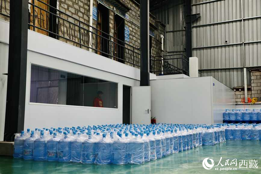 “色達(dá)牙泉”礦泉水（桶裝水）生產(chǎn)加工基地。人民網(wǎng)記者 次仁羅布攝