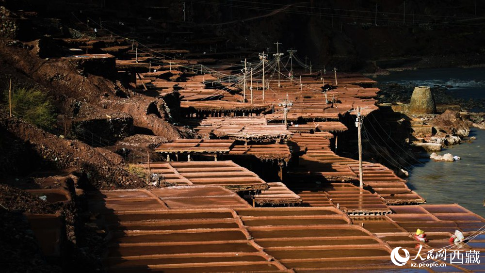 大大小小數(shù)千塊鹽田，形成一道絕美的風(fēng)景線。人民網(wǎng)記者 次仁羅布攝