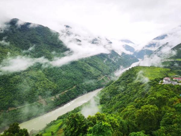 幾代建設(shè)者，歷經(jīng)半個(gè)多世紀(jì)完成！這是一條怎樣的公路？