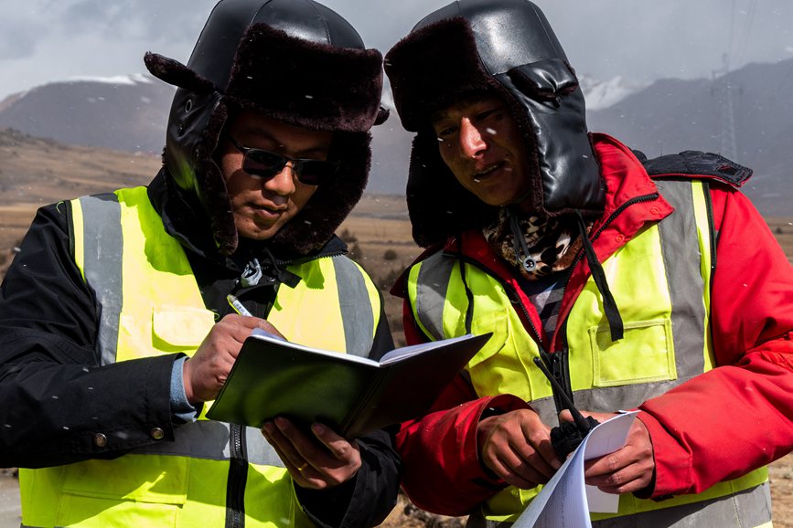 2023年11月30日，西藏自治區(qū)那曲市索縣榮布至丁青縣巴達(dá)35千伏線(xiàn)路工程施工現(xiàn)場(chǎng)人員正在開(kāi)展現(xiàn)場(chǎng)作業(yè)。趙清鵬攝