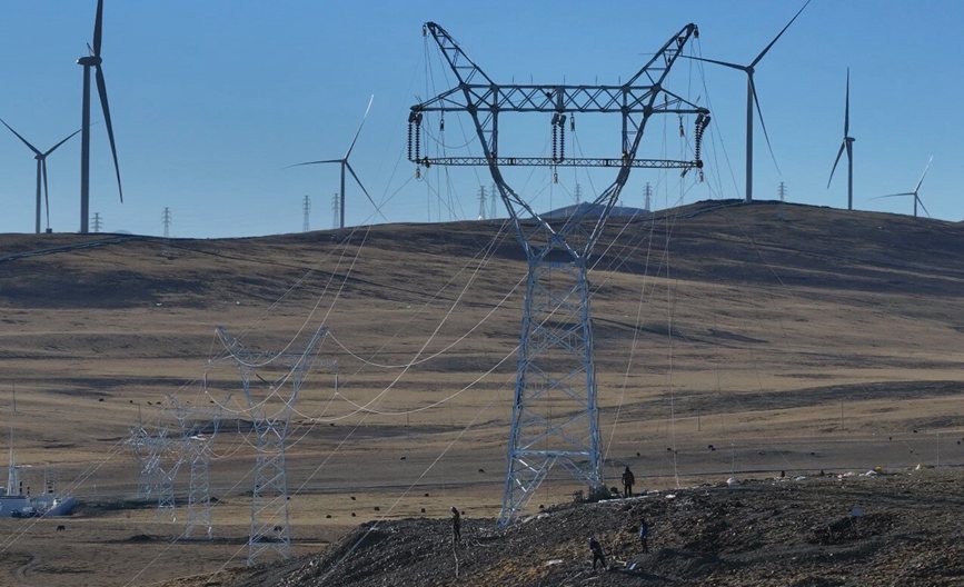 那曲市色尼區(qū)國(guó)能100兆瓦風(fēng)電11千伏送電工程現(xiàn)場(chǎng)。拉巴平措攝