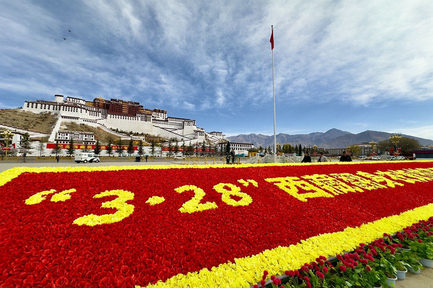 布達(dá)拉宮廣場(chǎng)。