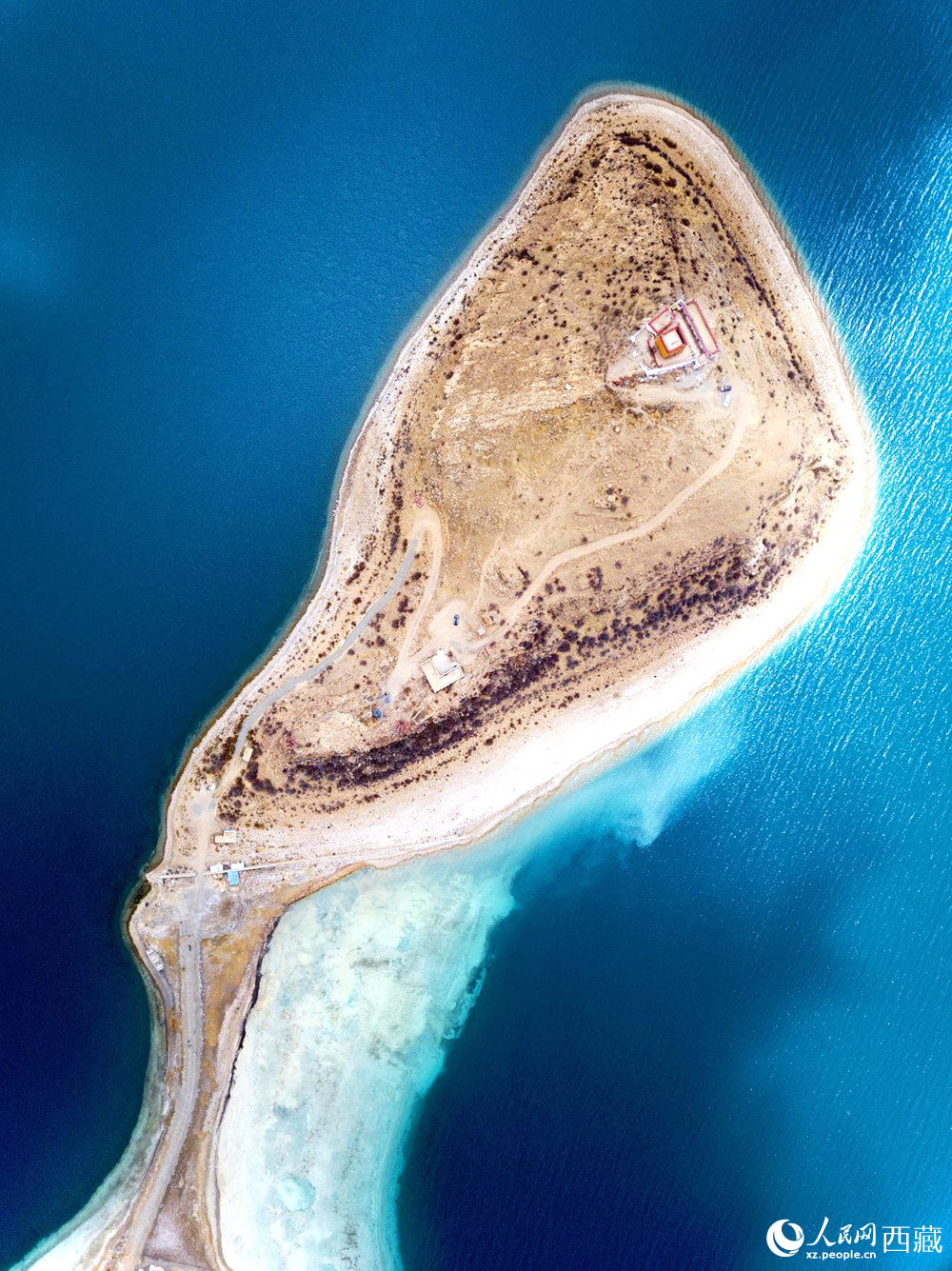 無人機(jī)視角下的西藏羊卓雍錯日托寺風(fēng)光。人民網(wǎng)記者 次仁羅布攝