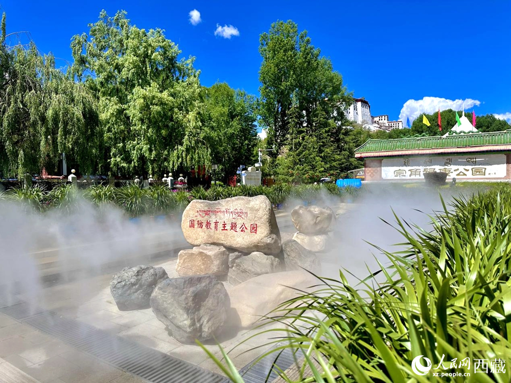 布達拉宮腳下的宗角祿康公園。