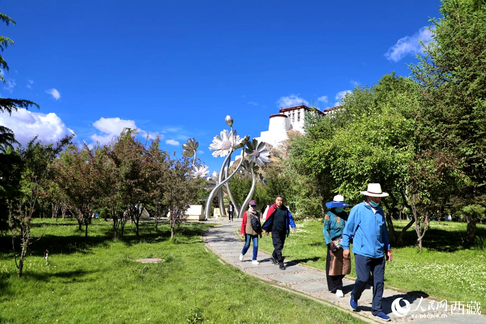 市民在公園內散步。