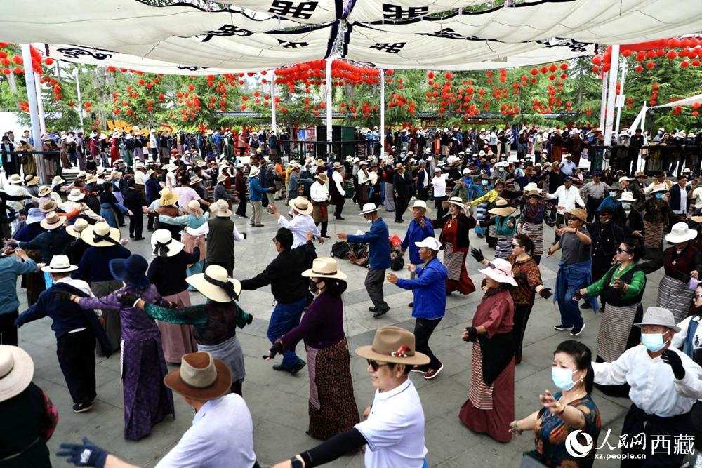 市民在公園內跳鍋莊舞。