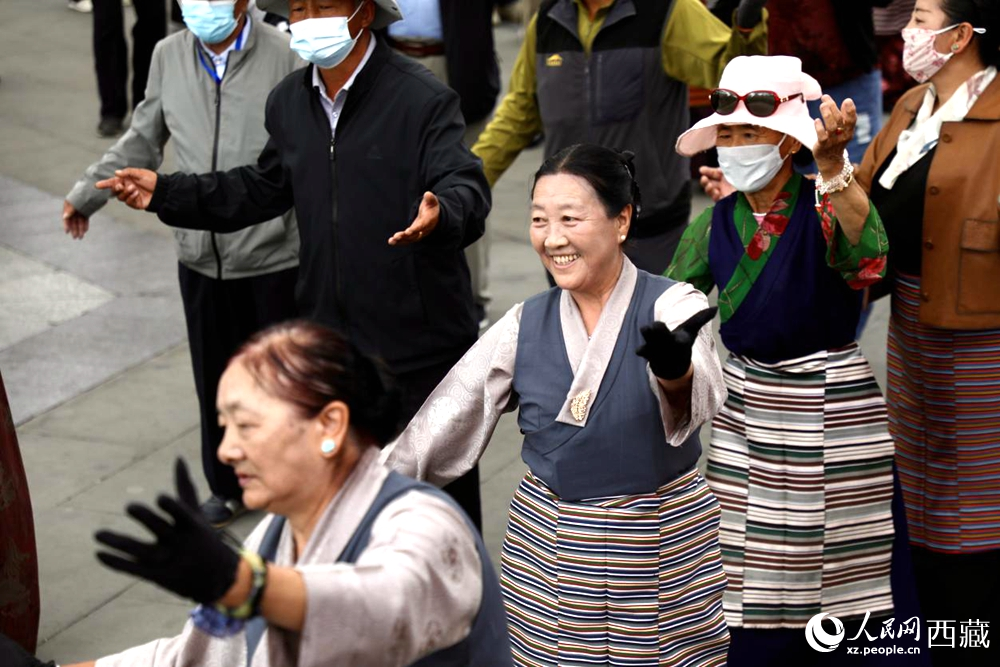 市民在公園內跳鍋莊舞。