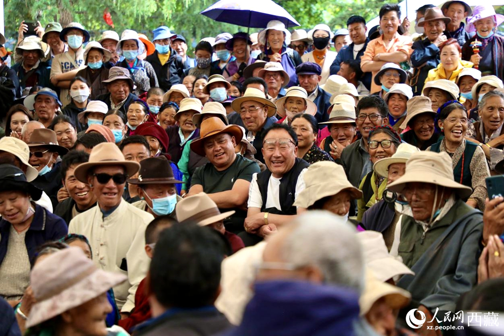 當(dāng)?shù)厝罕姾陀慰陀^看藏戲演出。