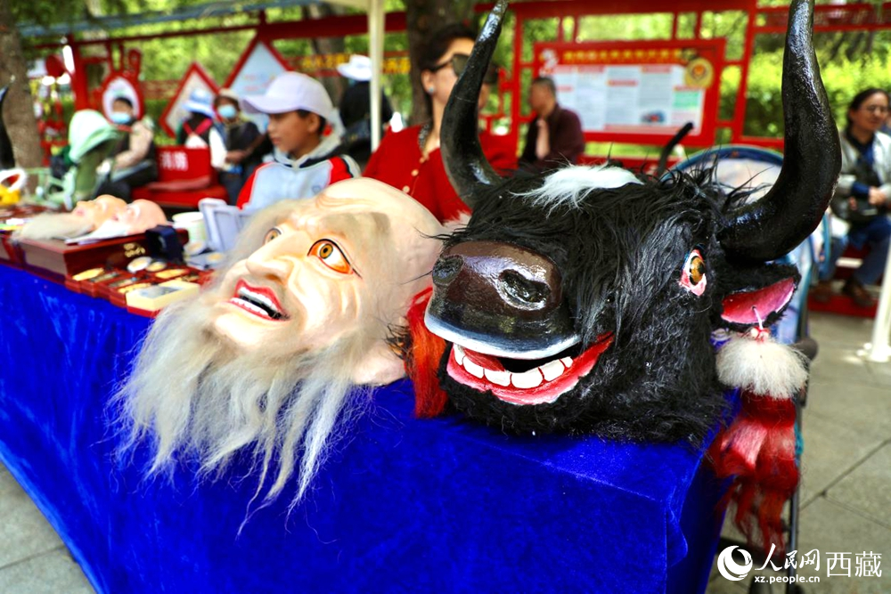 拉薩非遺集市上的藏戲人物與牦牛面具。