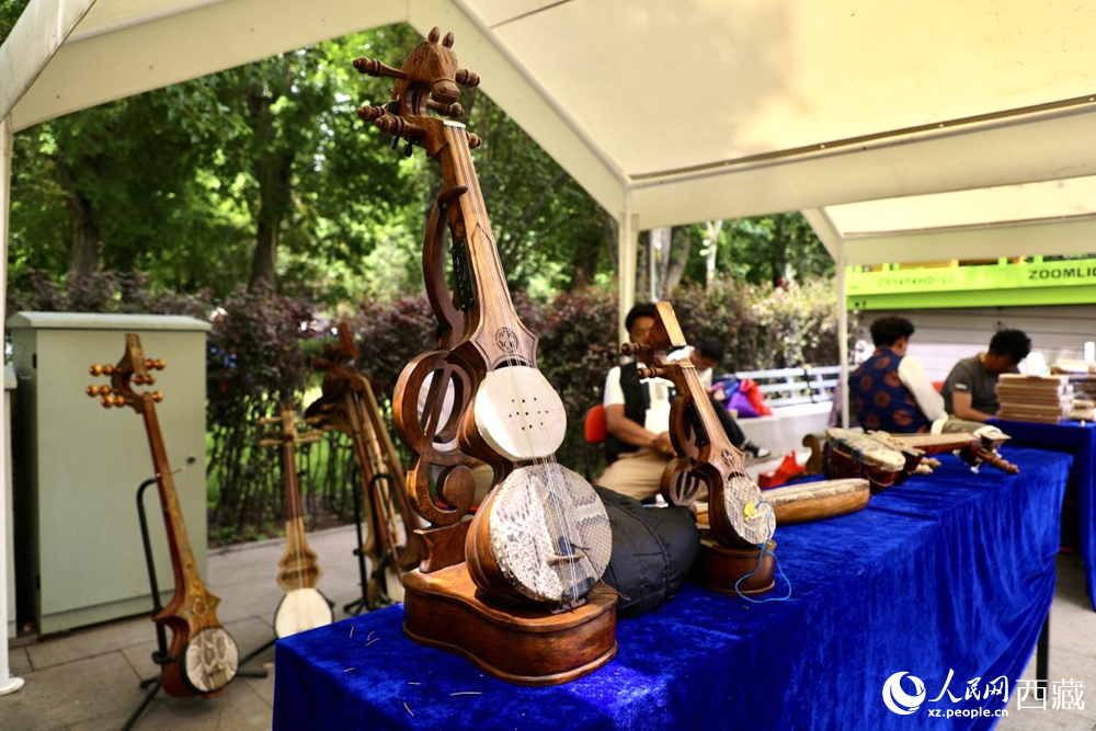 拉薩非遺集市上的扎念琴。