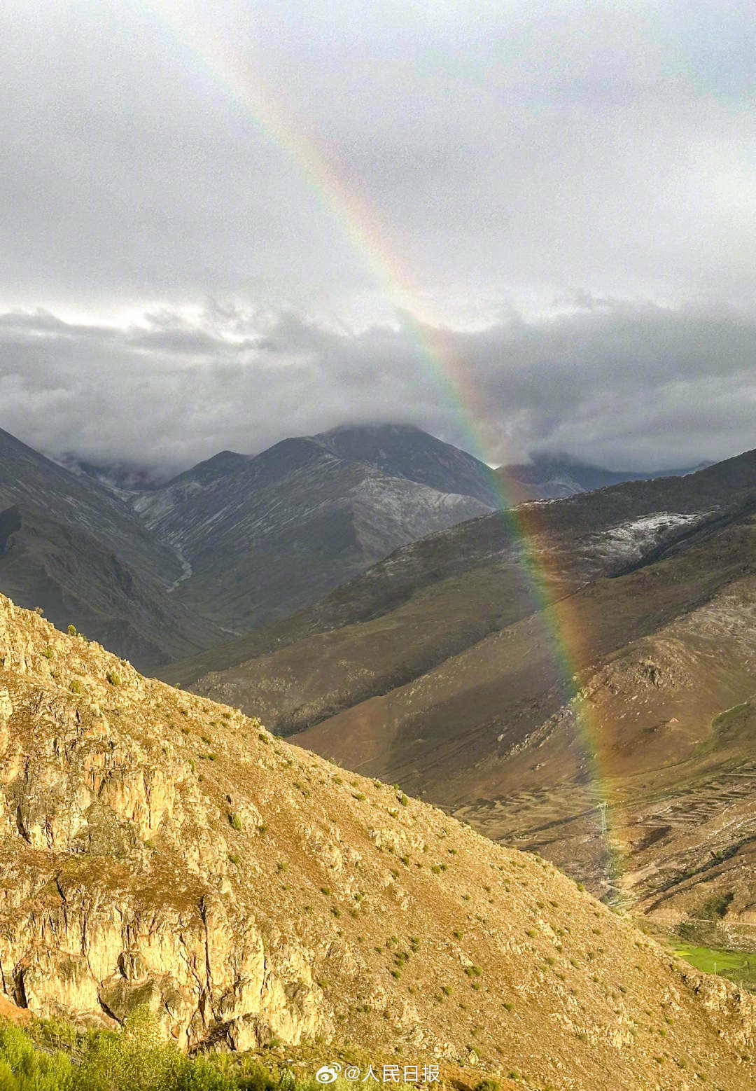 接好運(yùn)！青藏高原現(xiàn)巨大彩虹橋