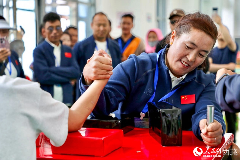 拉薩首屆農(nóng)牧民運(yùn)動會上的掰手腕比賽現(xiàn)場。