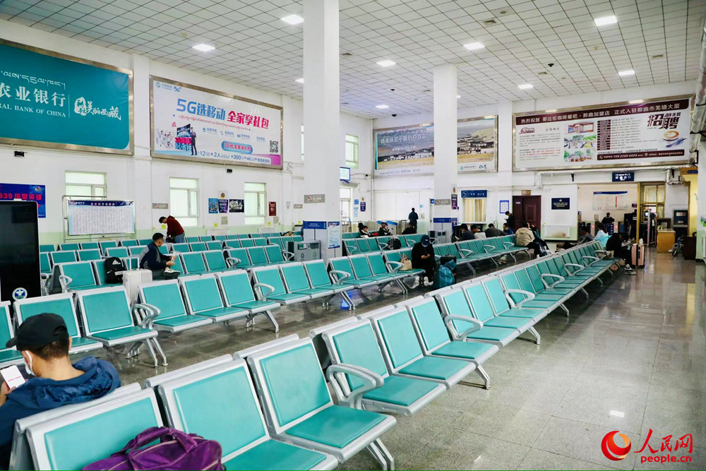 火車站內(nèi)景。人民網(wǎng)記者 次仁羅布攝