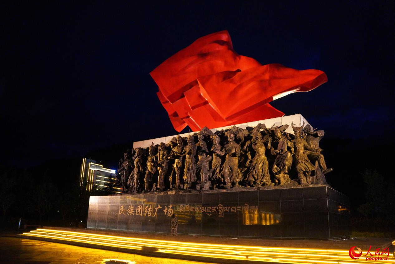 西藏林芝市民族團(tuán)結(jié)廣場(chǎng)上的標(biāo)志性雕塑。人民網(wǎng)記者 趙晨攝