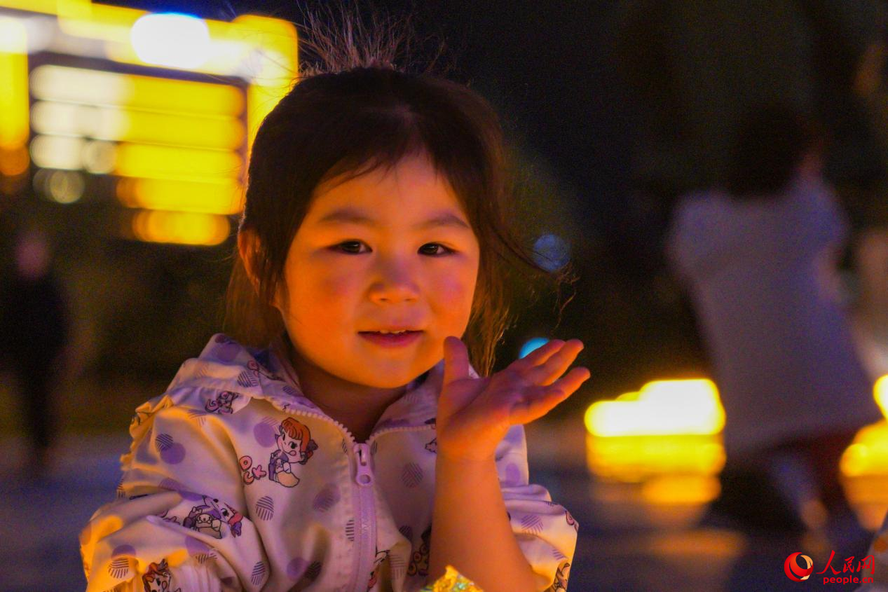 西藏林芝市民族團(tuán)結(jié)廣場(chǎng)上的兒童。人民網(wǎng)記者 趙晨攝