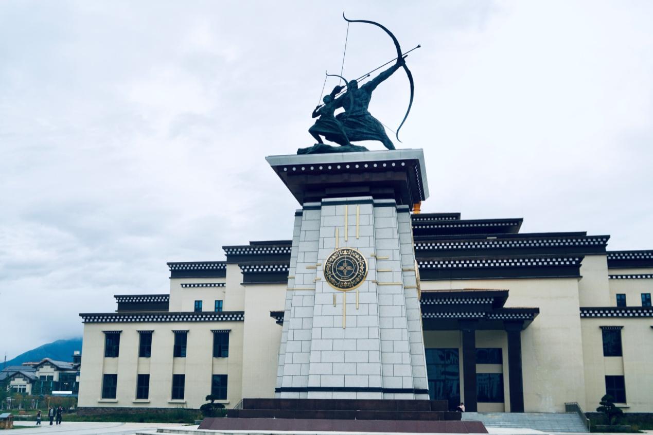 工布公園里的城市地標(biāo)雕塑——畢秀之子。人民網(wǎng)記者 益西康珠攝