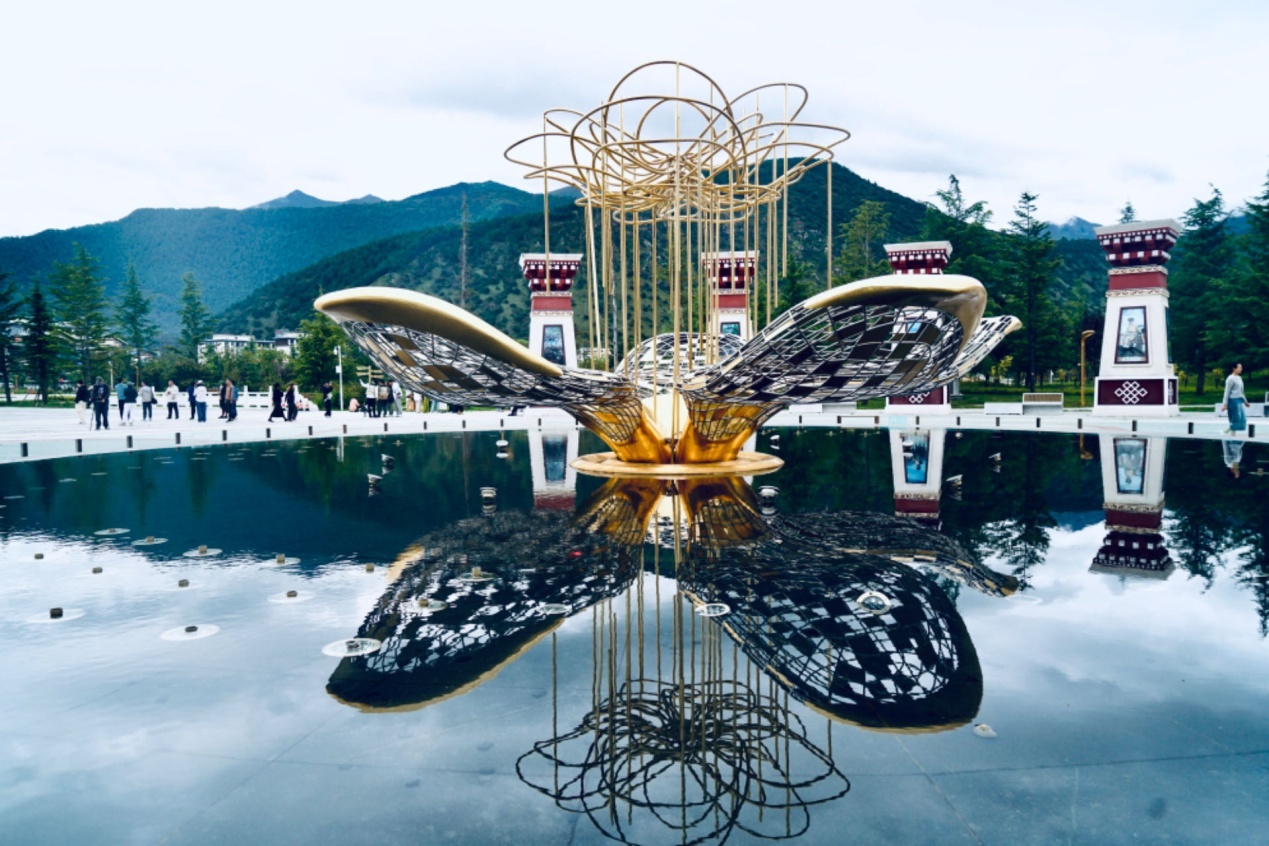 工布公園里的桃花主題雕塑——萬樹桃花。人民網(wǎng)記者 益西康珠攝