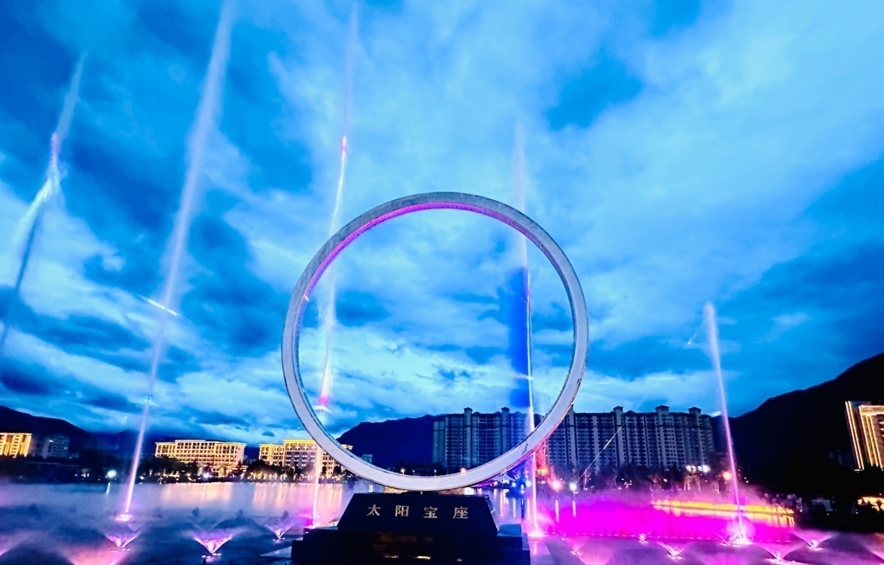 工布公園里的音樂水秀噴泉。人民網(wǎng)記者 益西康珠攝