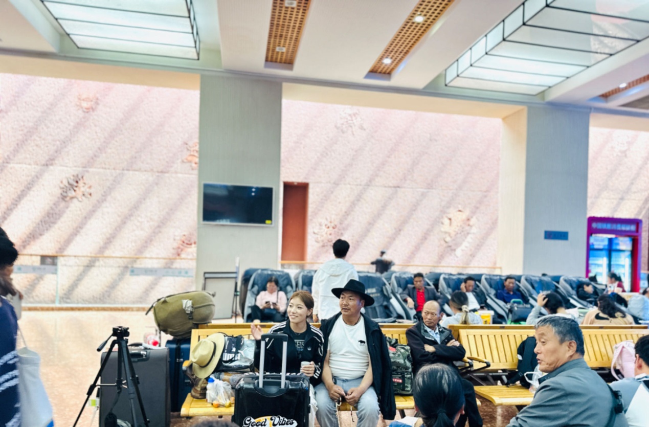 在拉薩火車(chē)站候車(chē)廳等候列車(chē)的乘客。人民網(wǎng)記者 益西康珠攝