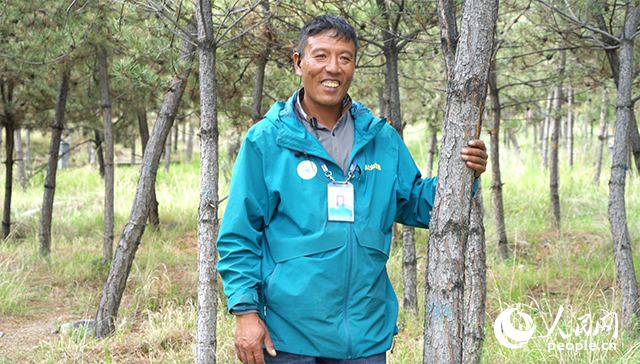 南山公園護(hù)林員扎西曲培。人民網(wǎng)記者 宋子節(jié)攝