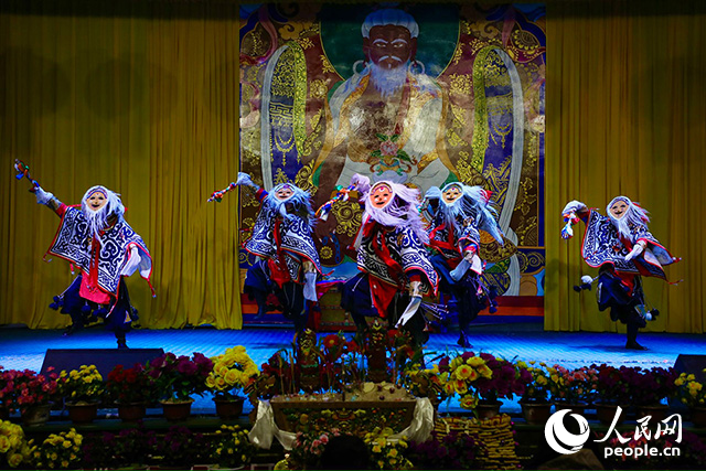 扎西曲登社區(qū)藏戲表演。人民網(wǎng)記者 次仁羅布攝