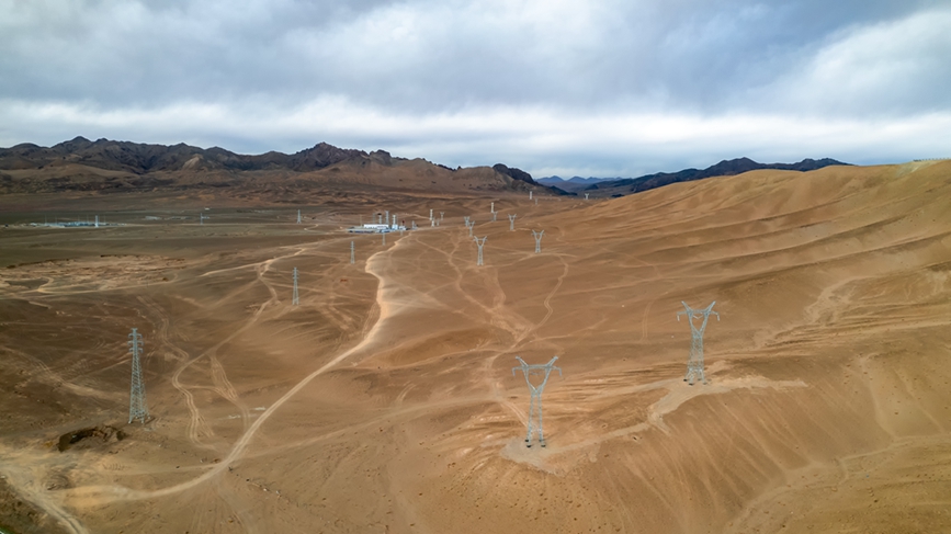 阿里地區(qū)首套電網(wǎng)側(cè)帶超容構(gòu)網(wǎng)型SVG工程全景。趙清鵬攝