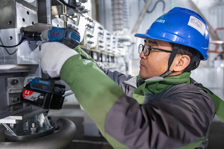 阿里地區(qū)首套電網(wǎng)側(cè)帶超容構(gòu)網(wǎng)型SVG工程現(xiàn)場工作人員正在進行投運前螺栓緊固工作。趙清鵬攝