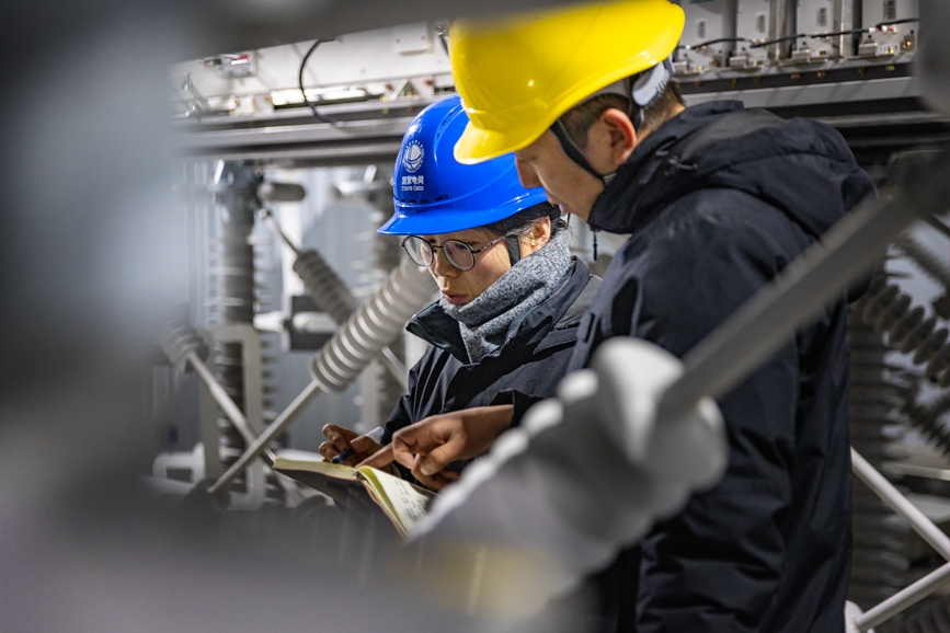 阿里地區(qū)首套電網(wǎng)側(cè)帶超容構(gòu)網(wǎng)型SVG工程現(xiàn)場工作人員正在進行投運前設備位置檢查。趙清鵬攝