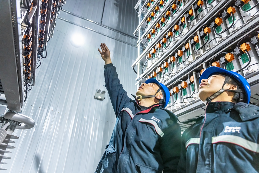 阿里地區(qū)首套電網(wǎng)側(cè)帶超容構(gòu)網(wǎng)型SVG工程現(xiàn)場工作人員正在進行投運前設備狀態(tài)檢查。趙清鵬攝