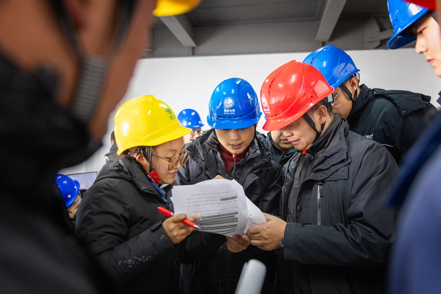 阿里地區(qū)首套電網(wǎng)側(cè)帶超容構(gòu)網(wǎng)型SVG工程現(xiàn)場運維人員正在進行投運操作。趙清鵬攝