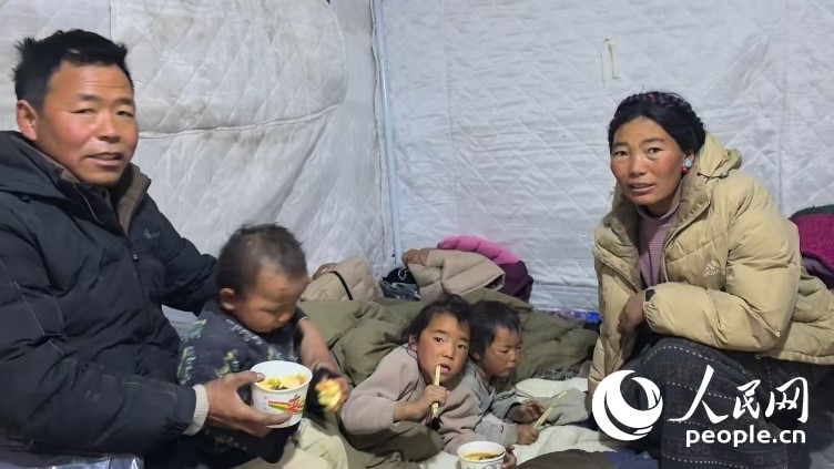 森嘎村村民扎西一家五口。人民網(wǎng)記者 吳雨仁攝