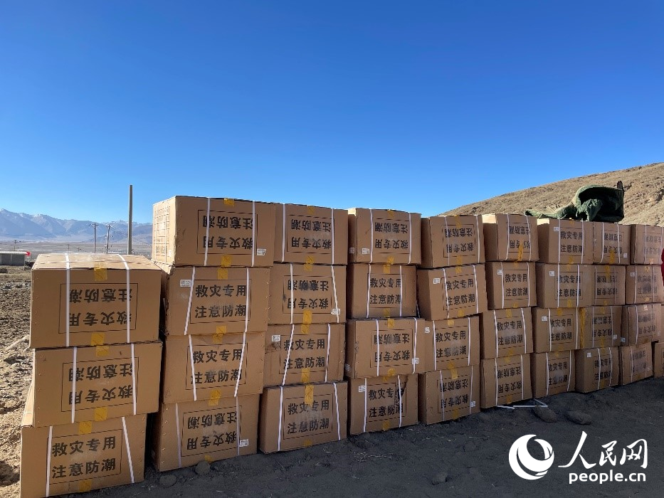 救災(zāi)物資抵達(dá)長(zhǎng)所鄉(xiāng)古榮村。人民網(wǎng)記者 郝潔攝
