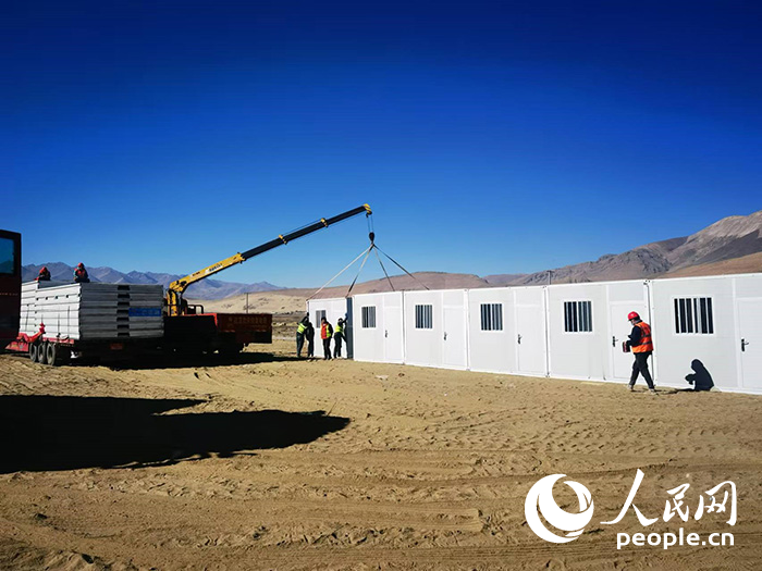 1月9日，在日喀則市定日縣長所鄉(xiāng)森嘎村安置點(diǎn)，工作人員抓緊搭建移動(dòng)板房，確保受災(zāi)群眾溫暖過冬。人民網(wǎng)記者 吳雨仁攝