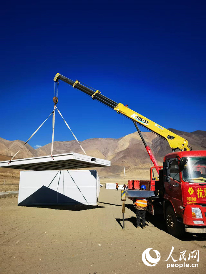 1月9日，日喀則市定日縣長所鄉(xiāng)森嘎村安置點(diǎn)正在吊裝板房。人民網(wǎng)記者 吳雨仁攝