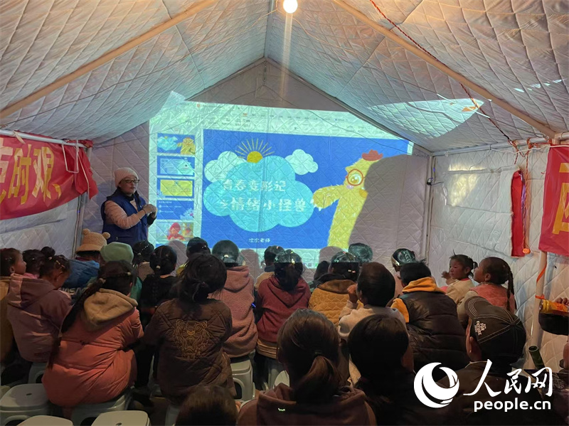 社工次旦拉姆以“青春變形記之情緒小怪獸”為主題給塘仁村孩子們講課。人民網(wǎng)記者 郝潔攝