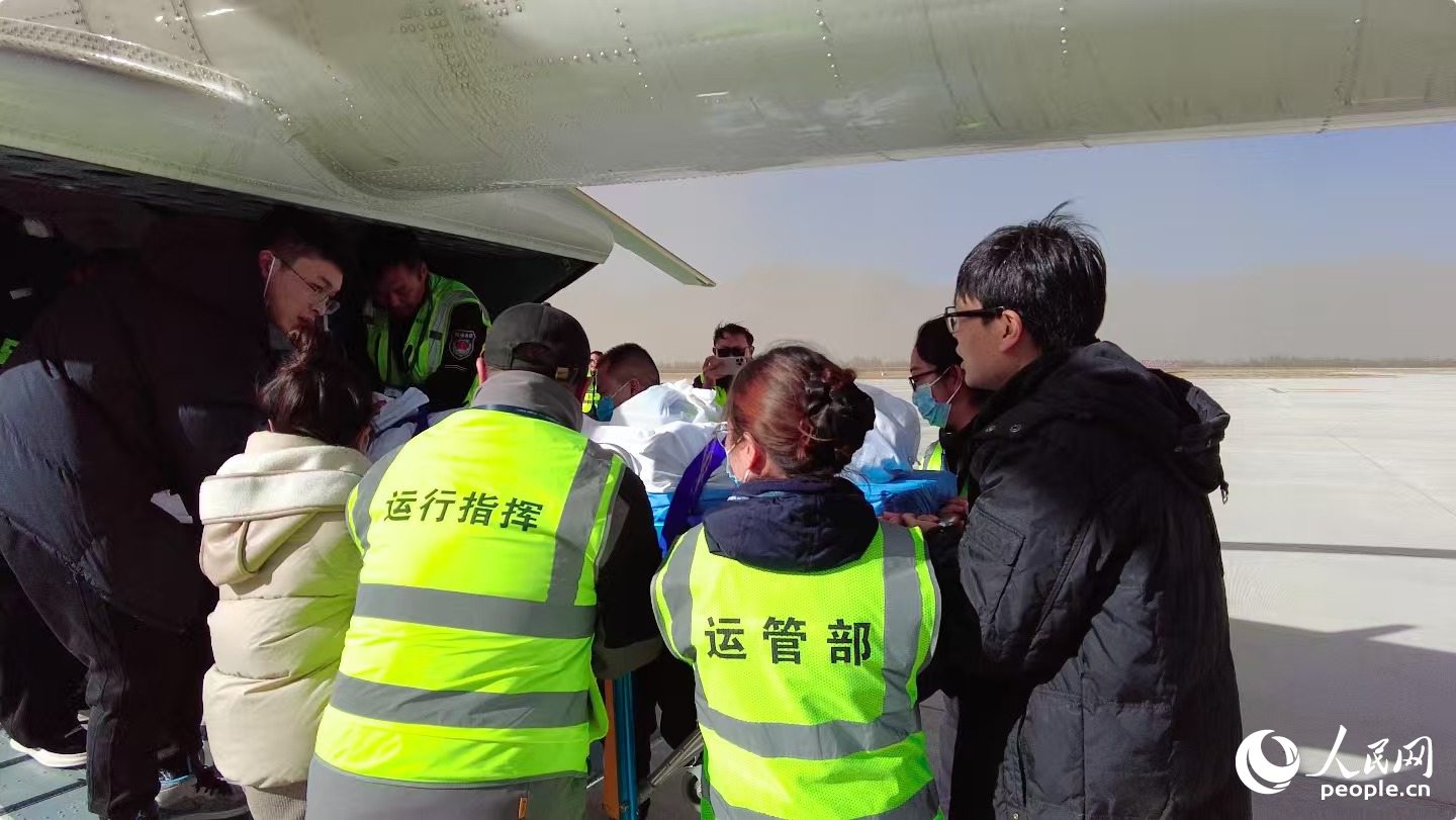 多方工作人員將受傷女童安全轉(zhuǎn)移。周航攝