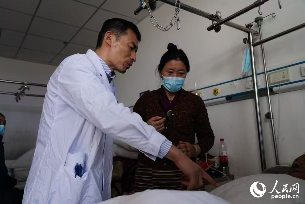 醫(yī)生在巡查。人民日報記者 徐馭堯攝