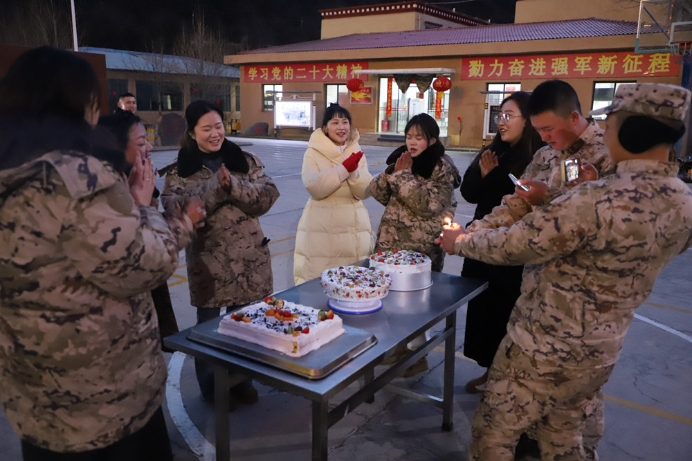 支隊(duì)為來隊(duì)家屬過集體生日?；粢綌z