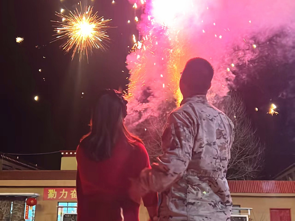 來隊(duì)家屬的溫馨瞬間?；粢綌z