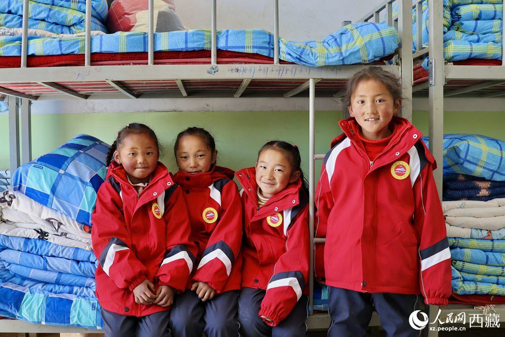 學(xué)生在定日縣第二小學(xué)分流安置點(diǎn)宿舍。人民日報(bào)記者 鮮敢攝
