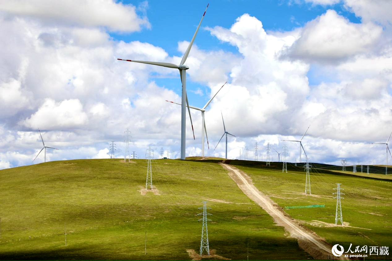 西藏那曲市色尼區(qū)的歐瑪亭嘎風(fēng)電場(chǎng)。